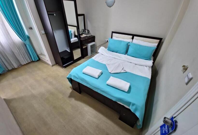 اتاق خانوادگی با چشم‌انداز باغ, şirin Baba Otel