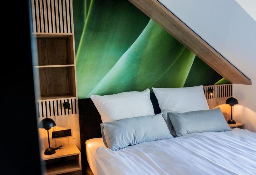 Люкс, Boardinghouse Hense