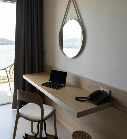 اتاق لوکس با بالکن و چشم‌انداز دریا, Boutique Hotel Mavie   Adults Only