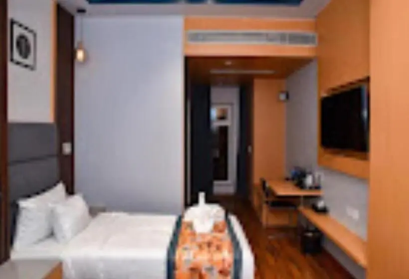 キングサイズベッドのデラックスルーム, Grand Savera Hotel & Banquet Bihar