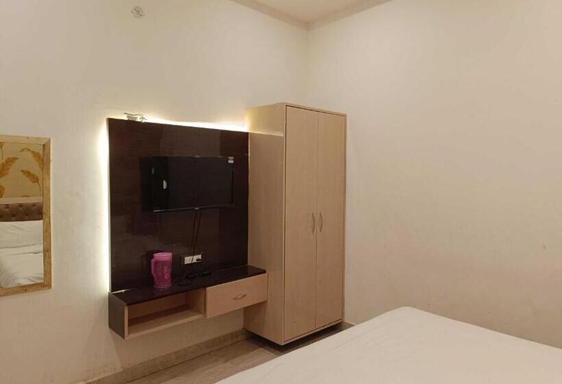 Triple Classic Room, Oyo Flagship Siddhi Vinayak Guest House