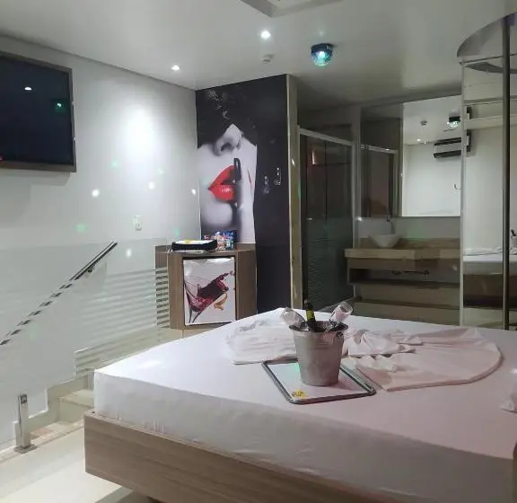 سوییت لوکس, Motel La Folia