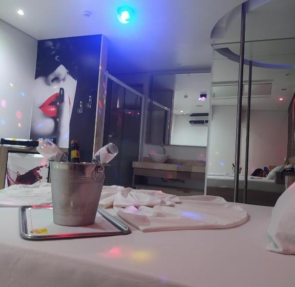 سوییت لوکس, Motel La Folia