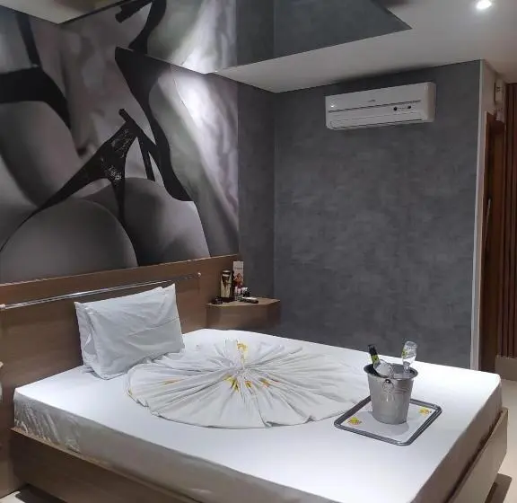 سوییت لوکس, Motel La Folia