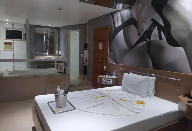 سوییت لوکس, Motel La Folia