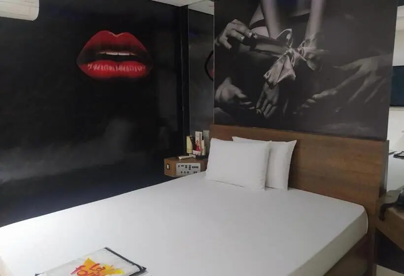 سوییت لوکس, Motel La Folia