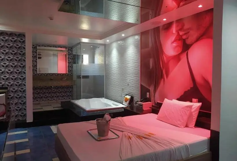 سوییت لوکس, Motel La Folia