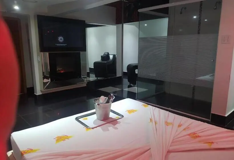 استودیوی استاندارد, Motel La Folia