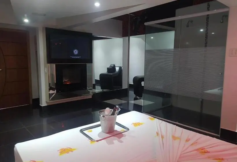 استودیوی استاندارد, Motel La Folia
