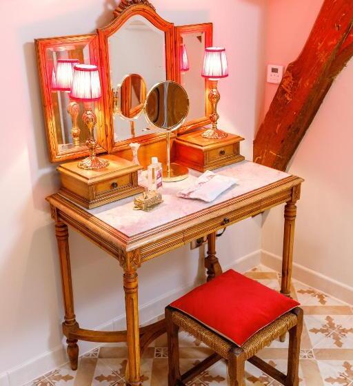 Номер Deluxe, Madame M S Maison Des Mots