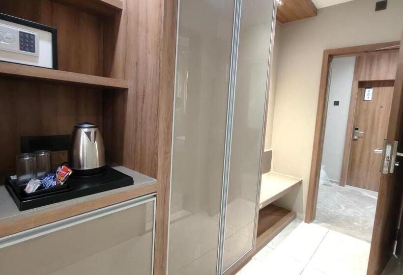 חדר דחוקס עם מיטת קינג, The Sky Imperial Hotel Kailash