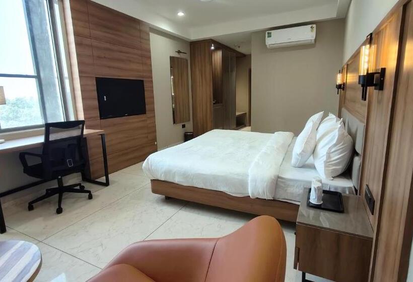 חדר דחוקס עם מיטת קינג, The Sky Imperial Hotel Kailash