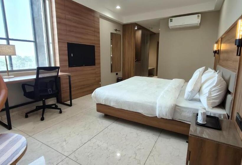 اتاق لوکس با تخت بزرگ, The Sky Imperial Hotel Kailash