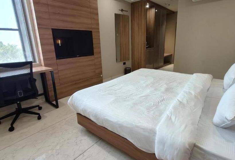 חדר דחוקס עם מיטת קינג, The Sky Imperial Hotel Kailash