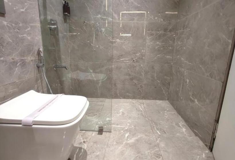 اتاق لوکس با تخت بزرگ, The Sky Imperial Hotel Kailash