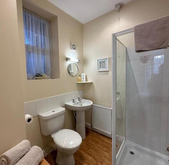 חדר משפחתי, Rose Fitt House