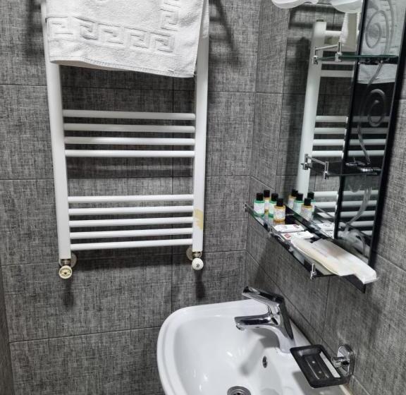 اتاق استاندارد با بالکن, Mahali