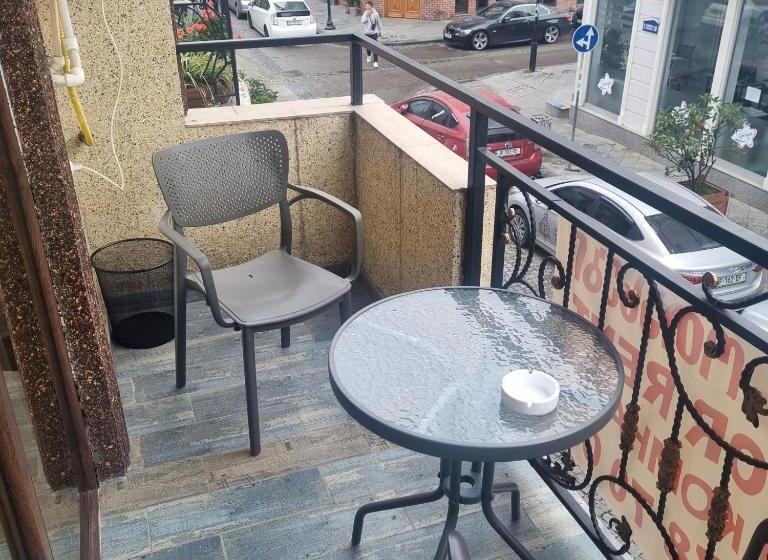 اتاق استاندارد با بالکن, Mahali