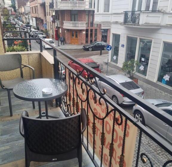 اتاق استاندارد با بالکن, Mahali