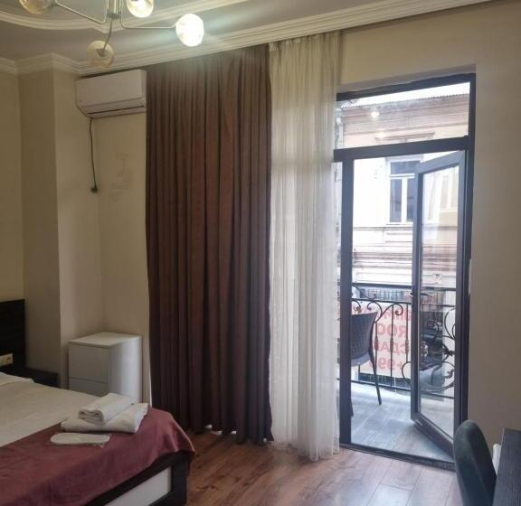 اتاق استاندارد با بالکن, Mahali