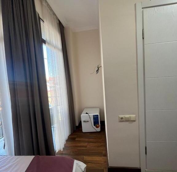 اتاق استاندارد با بالکن, Mahali