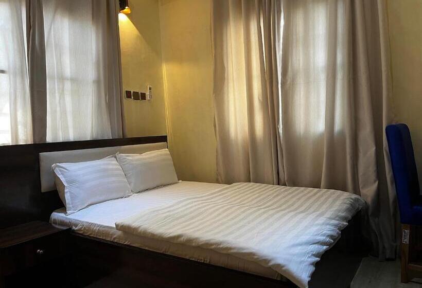 اتاق لوکس یک تخته, The Neat Place