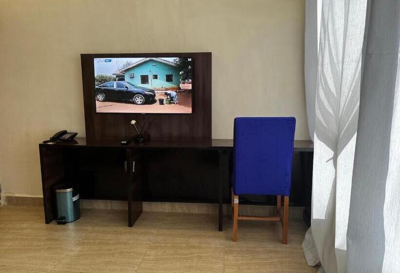 اتاق لوکس یک تخته, The Neat Place