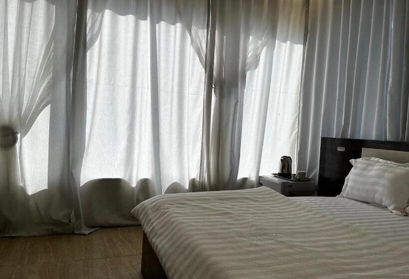 اتاق سوپریور یک تخته, The Neat Place