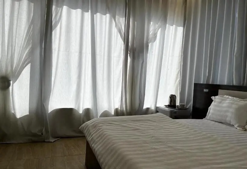 اتاق سوپریور یک تخته, The Neat Place