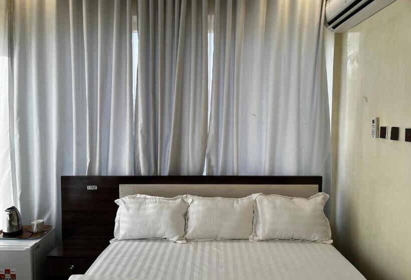 اتاق سوپریور یک تخته, The Neat Place