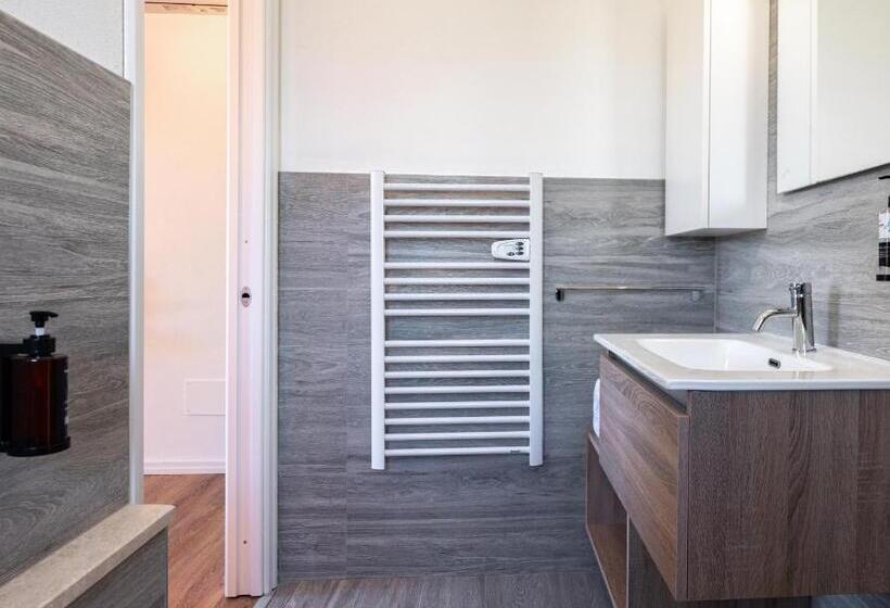 غرفة قياسية مزوَّدة بتراس, Ollu E Stentu