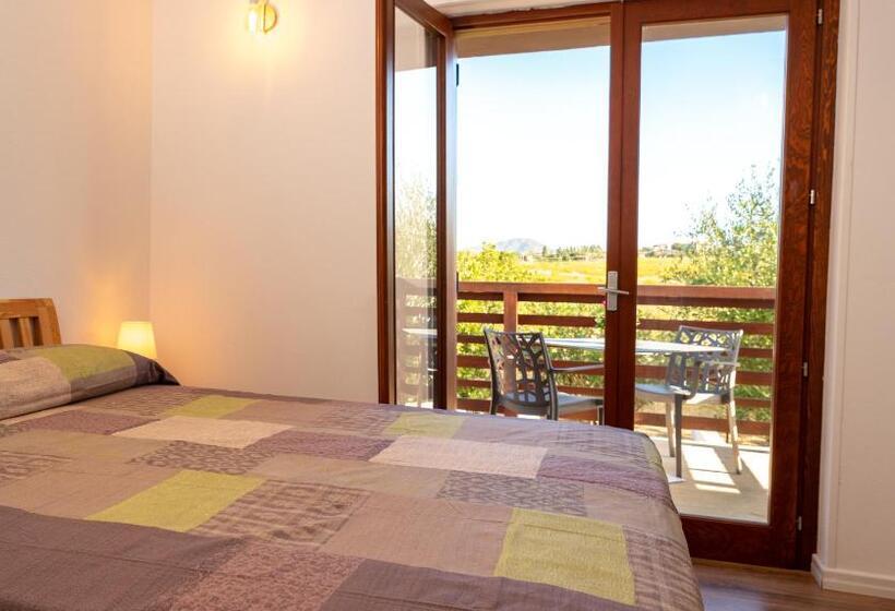 غرفة قياسية مزوَّدة بتراس, Ollu E Stentu