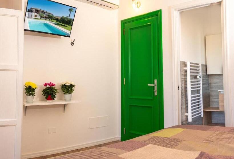 غرفة قياسية مزوَّدة بتراس, Ollu E Stentu