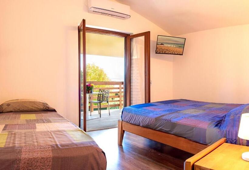 غرفة قياسية مطلّة علي الحديقة, Ollu E Stentu