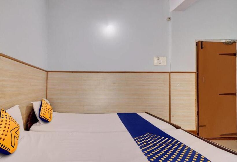 חדר קלאסי לשלושה, Spot On Ganga Yatri Nivas