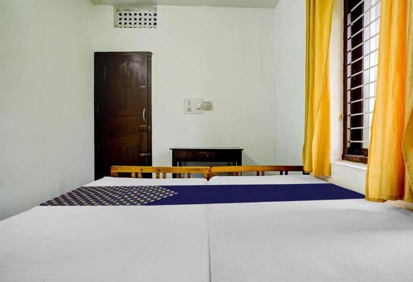 חדר קלאסי לשלושה, Spot On Nakshathra Residency