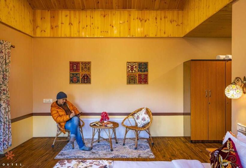 اتاق لوکس با بالکن, Zostel Pahalgam
