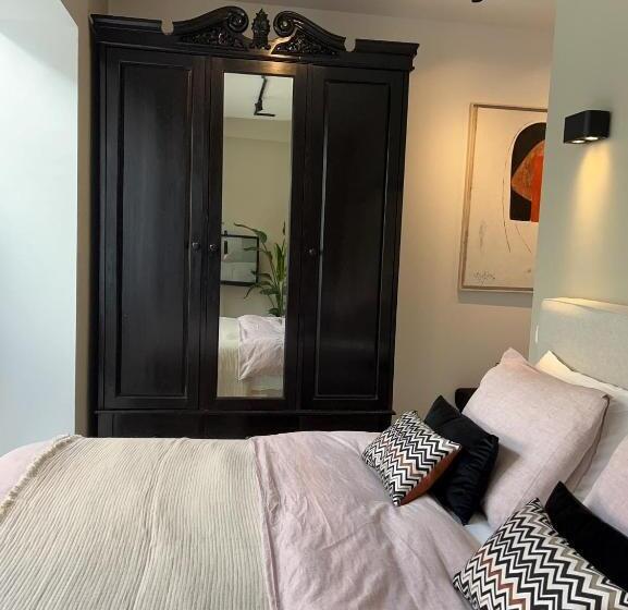 اتاق لوکس با تخت بزرگ, B&b Urban Oasis