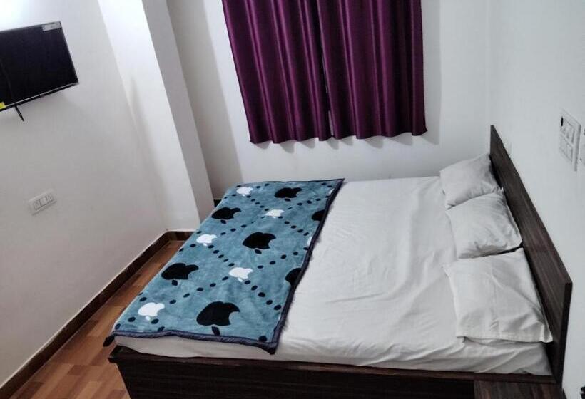 Deluxe Room, Satyendra