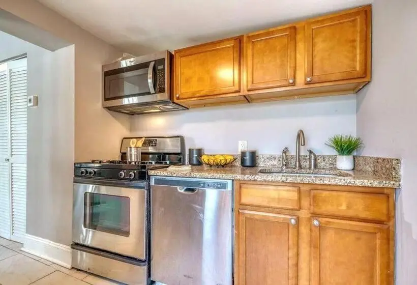 Standard-huone Jaettu Kylpyhuone, Budget Bed Room Near Downtown Inner Harbor W Free Parking