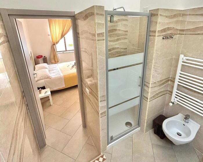 חדר סטנדרט לשלושה, A Un Passo Dagli Dei