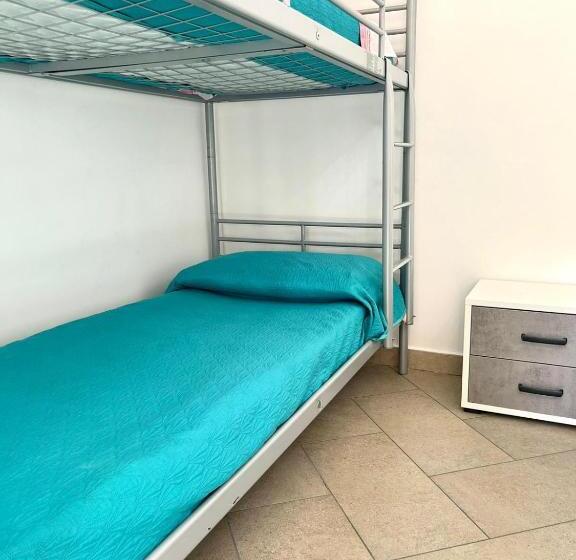 חדר סטנדרט לארבעה, A Un Passo Dagli Dei