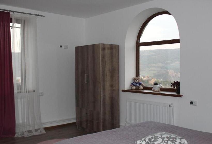 غرفة قياسية, Bears And Berries