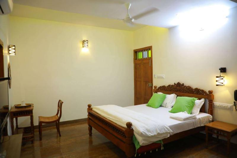 带大床的豪华间, Thiraviam Tourist Home Kanniyakumari
