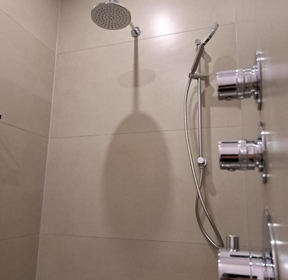 اتاق استاندارد با چشم‌انداز باغ, The Cat And The Owl B&b