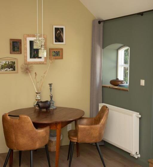 اتاق استاندارد با چشم‌انداز باغ, The Cat And The Owl B&b