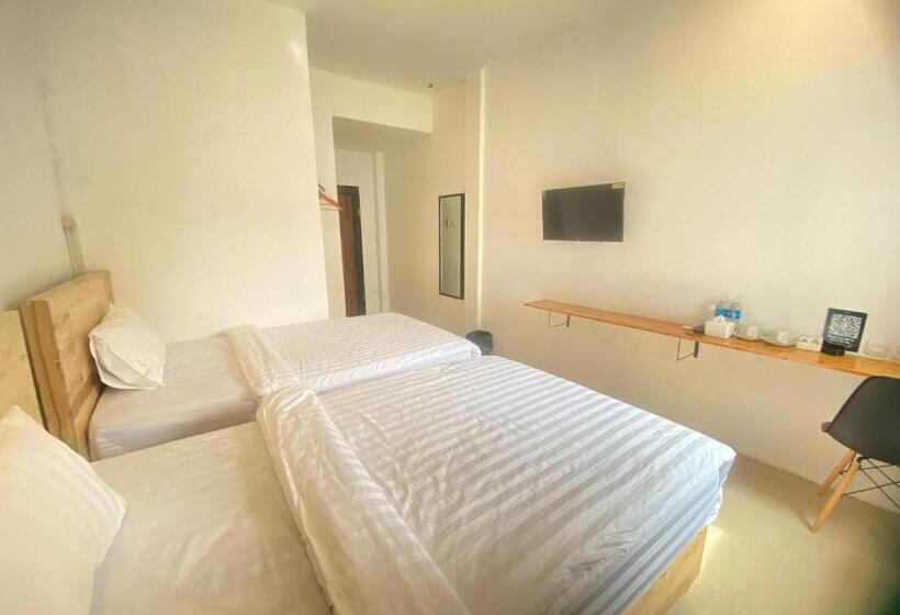 高级大房间, Urbanview Hotel Medio Inn Palu By Reddoorz