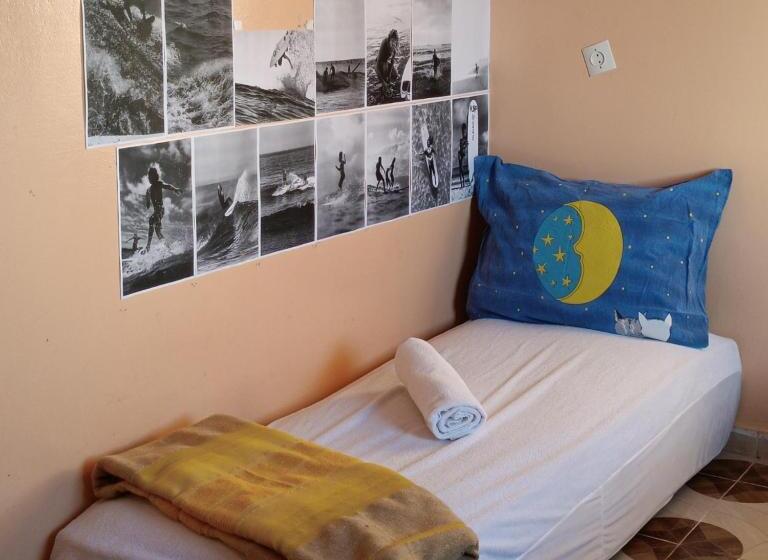 اتاق خانوادگی با چشم‌انداز دریا, Khalifa House