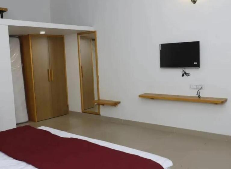 Deluxe Rum, Somnath Inn