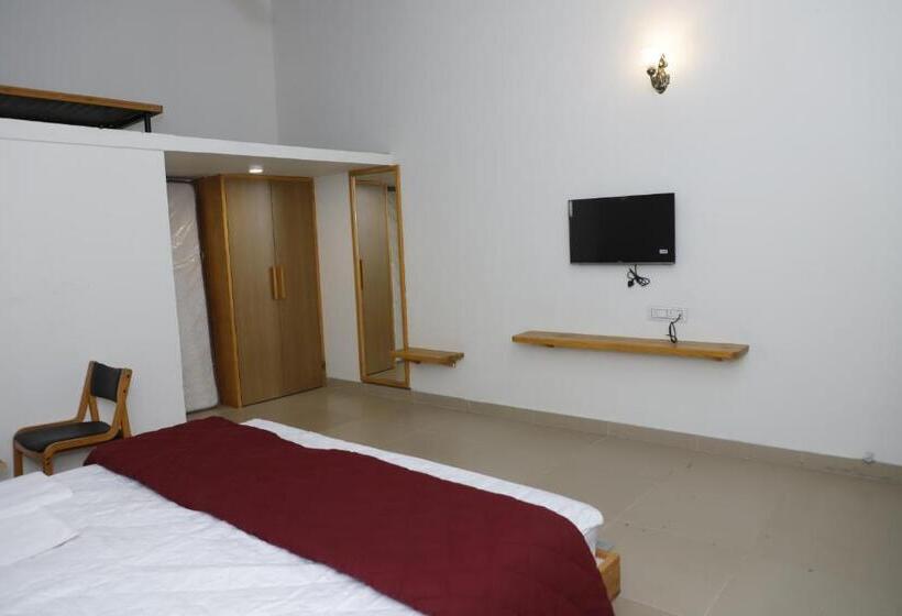 Deluxe Rum, Somnath Inn